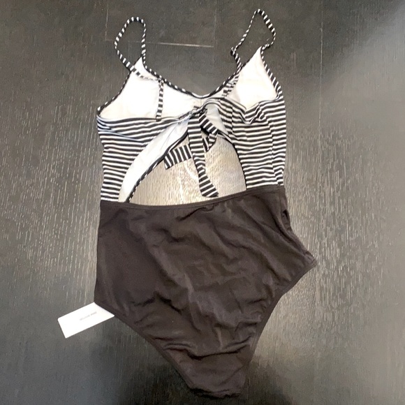 One piece swimsuit - Picture 2 of 4